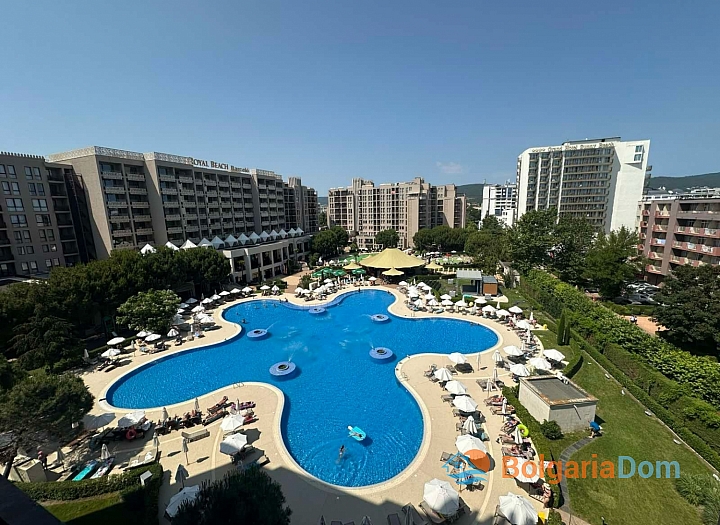 Dvoupokojový apartmán s krásným výhledem na bazén v luxusním komplexu. Foto 1