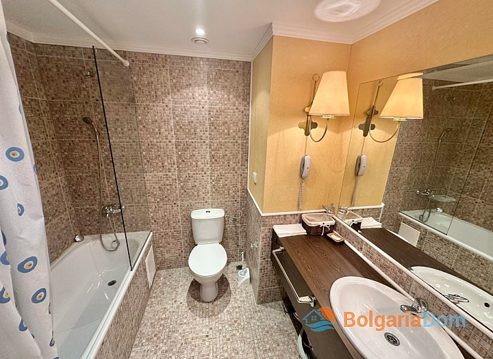 Dvoupokojový apartmán s krásným výhledem na bazén v luxusním komplexu. Foto 8
