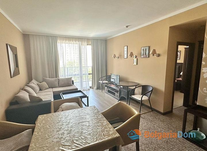 Dvoupokojový apartmán s krásným výhledem na bazén v luxusním komplexu. Foto 10