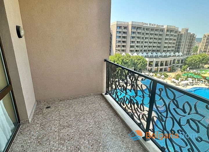 Dvoupokojový apartmán s krásným výhledem na bazén v luxusním komplexu. Foto 5
