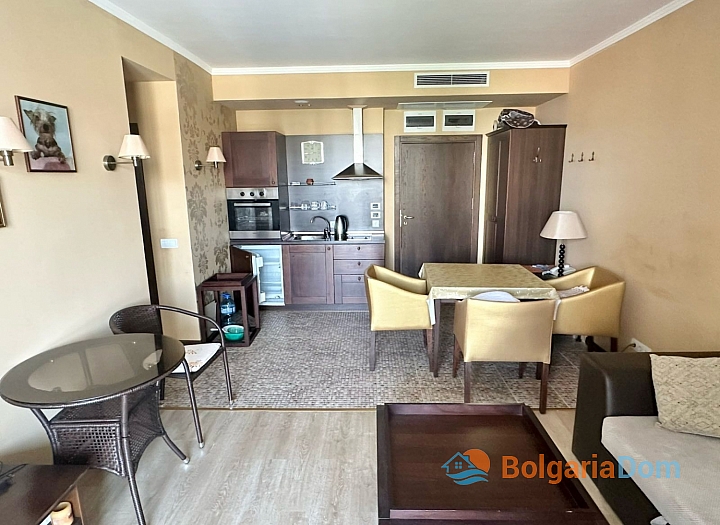 Dvoupokojový apartmán s krásným výhledem na bazén v luxusním komplexu. Foto 3
