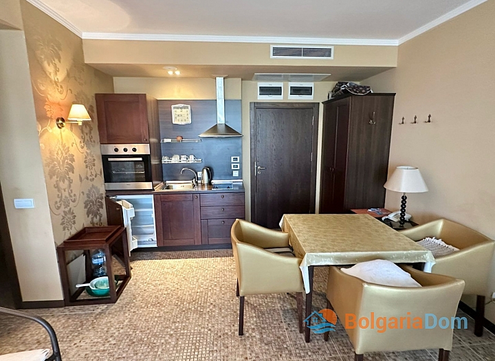 Dvoupokojový apartmán s krásným výhledem na bazén v luxusním komplexu. Foto 11