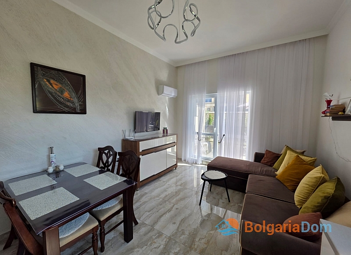 Beautiful two-room apartment in a cozy complex on the coast. Photo 2