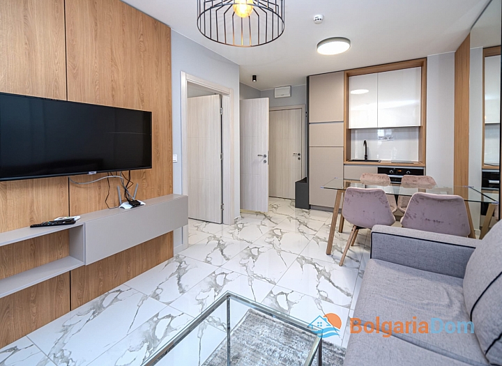 Stilvolle Zweizimmerwohnung in einem neuen Luxuskomplex an der Küste. Foto 1