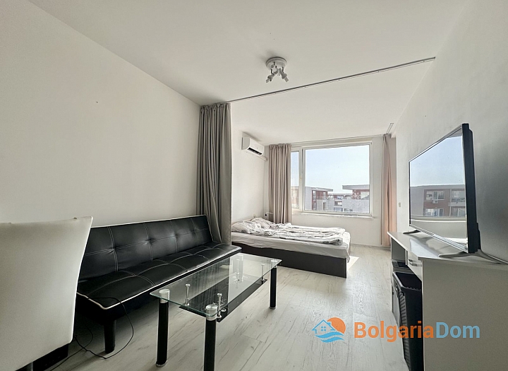 Krásný dvoupokojový apartmán s výhledem na bazén ve velkém známém komplexu. Foto 2