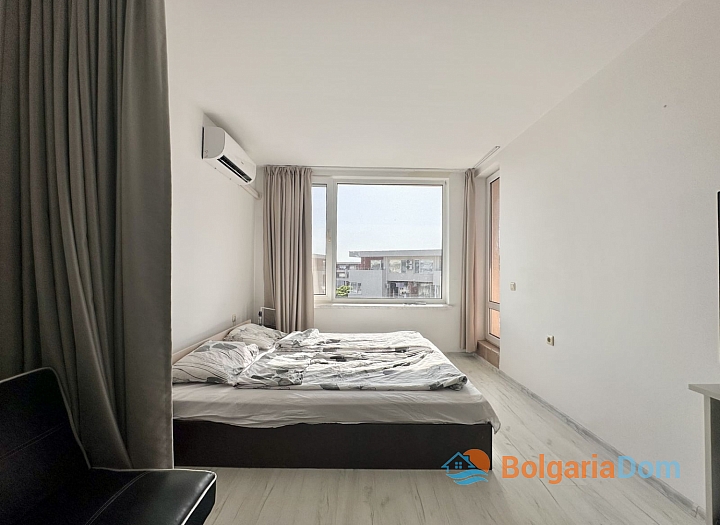 Krásný dvoupokojový apartmán s výhledem na bazén ve velkém známém komplexu. Foto 5