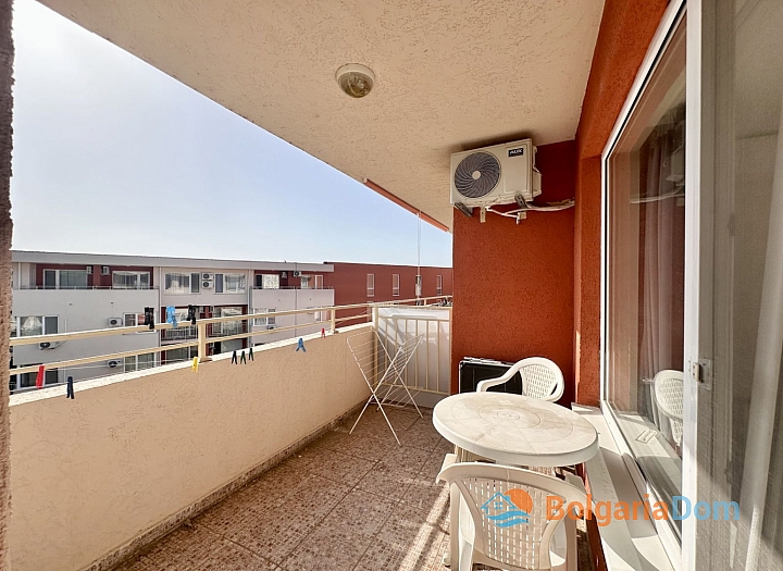 Krásný dvoupokojový apartmán s výhledem na bazén ve velkém známém komplexu. Foto 10