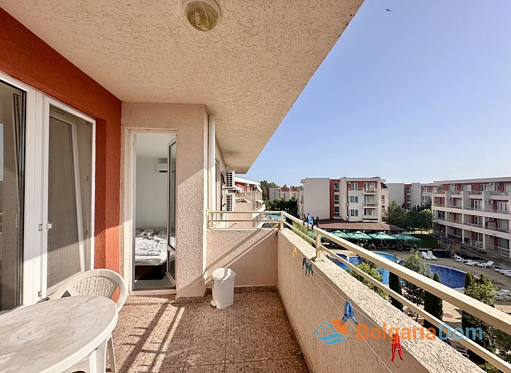 Krásný dvoupokojový apartmán s výhledem na bazén ve velkém známém komplexu. Foto 9