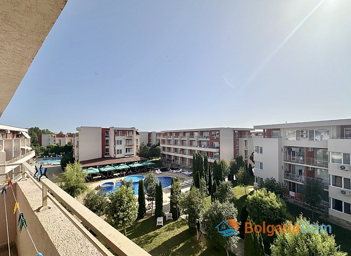 Krásný dvoupokojový apartmán s výhledem na bazén ve velkém známém komplexu. Foto 8