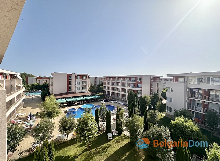Krásný dvoupokojový apartmán s výhledem na bazén ve velkém známém komplexu. Foto 1
