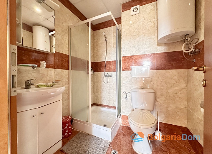 Krásný dvoupokojový apartmán s výhledem na bazén ve velkém známém komplexu. Foto 11