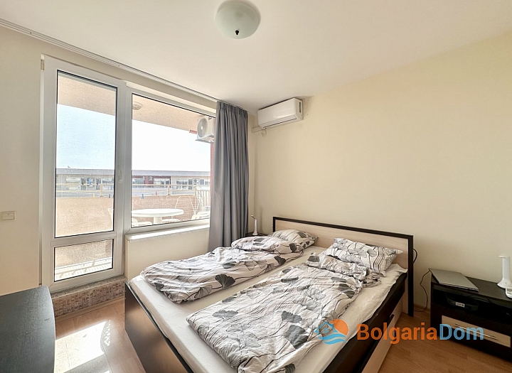 Krásný dvoupokojový apartmán s výhledem na bazén ve velkém známém komplexu. Foto 7