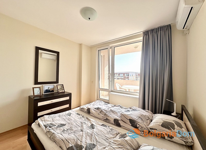 Krásný dvoupokojový apartmán s výhledem na bazén ve velkém známém komplexu. Foto 6