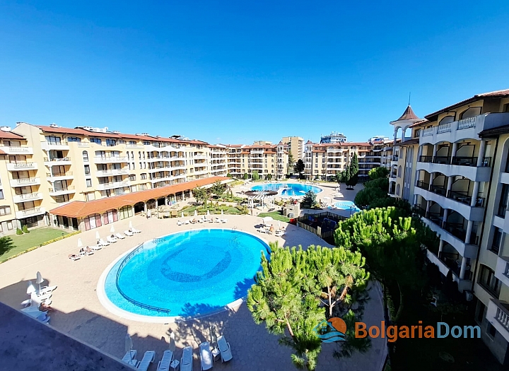 Zwei-Zimmer-Wohnung mit herrlichem Blick auf die Pools in einem Luxuskomplex. Foto 1