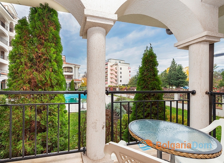 Geräumiges Zweizimmerapartment mit Poolblick, 500 Meter vom Meer entfernt. Foto 1