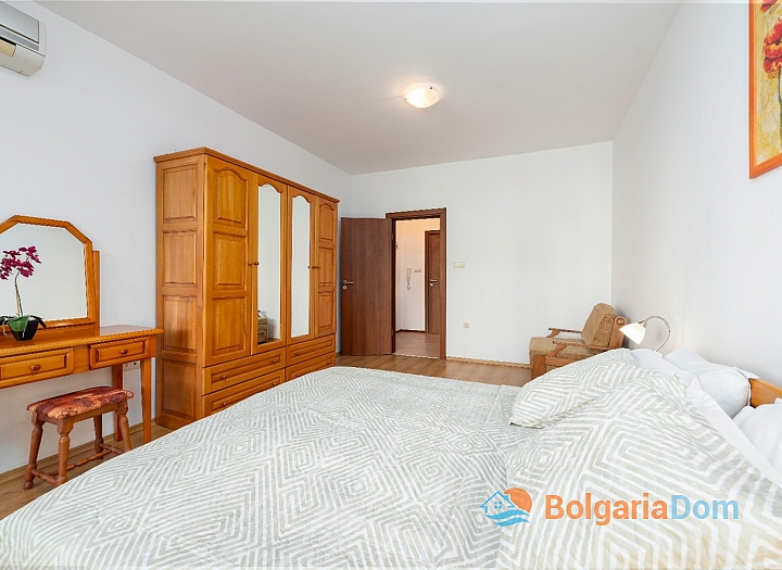 Geräumiges Zweizimmerapartment mit Poolblick, 500 Meter vom Meer entfernt. Foto 8