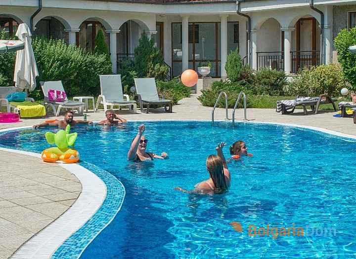 Geräumiges Zweizimmerapartment mit Poolblick, 500 Meter vom Meer entfernt. Foto 18