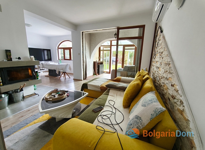 Будинок з ділянкою та новими меблями у чудовому селі. Фото 3