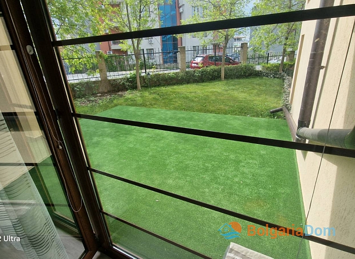 Spacious apartment with lawn and new furniture. Photo 22