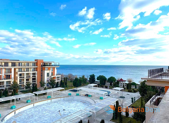 Apartmán s velkou terasou a výhledem na moře v první řadě. Foto 2
