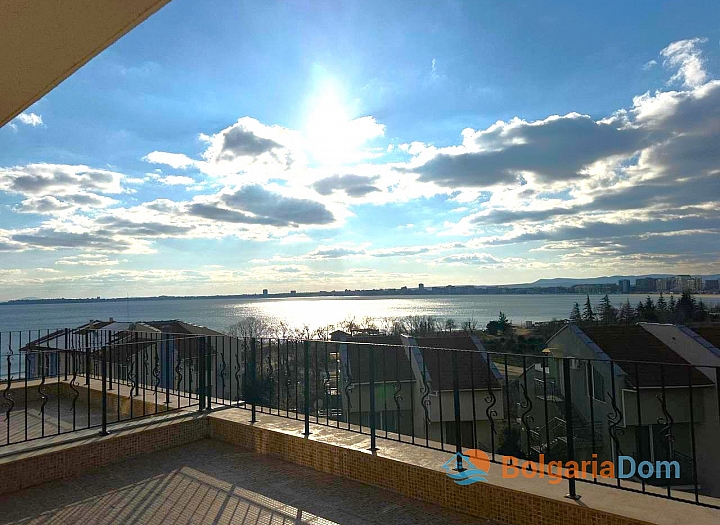 Apartmán s velkou terasou a výhledem na moře v první řadě. Foto 3