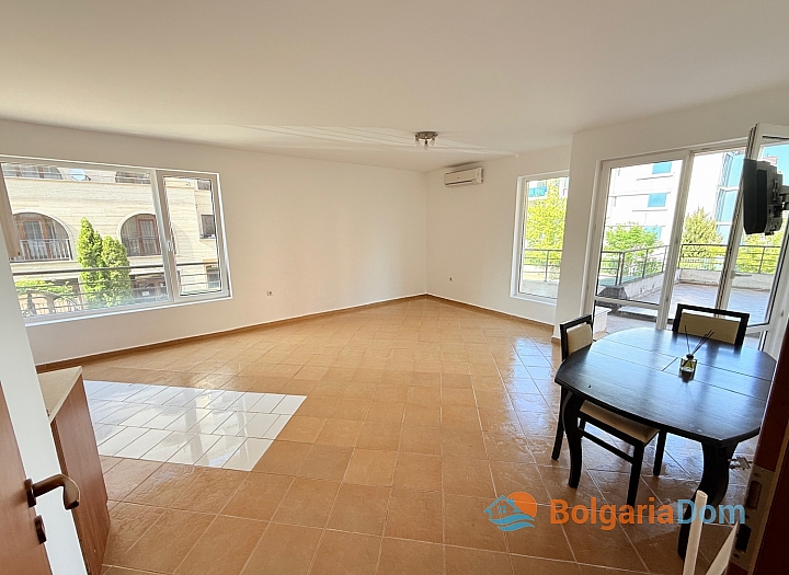 Przestronny dwupokojowy apartament 400 metrów od morza. Zdjęcie 3