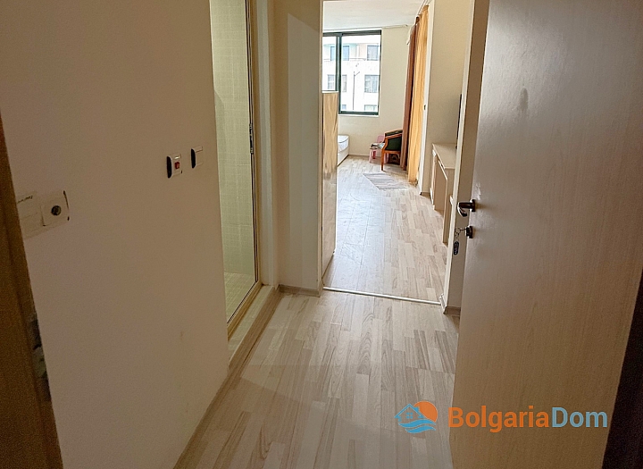 Квартира с видом на бассейн в жилом комплексе. Фото 4