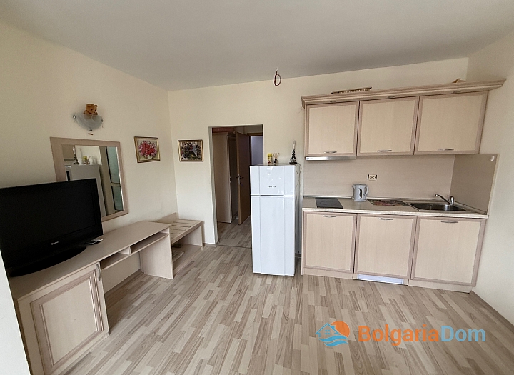 Квартира с видом на бассейн в жилом комплексе. Фото 7