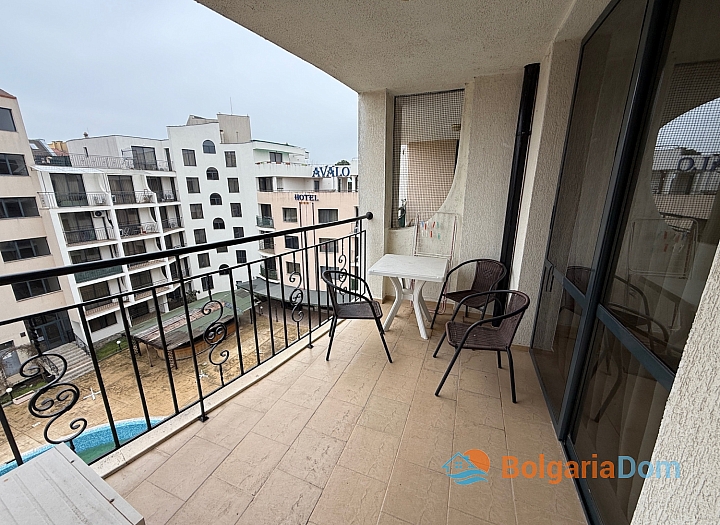 Квартира с видом на бассейн в жилом комплексе. Фото 8