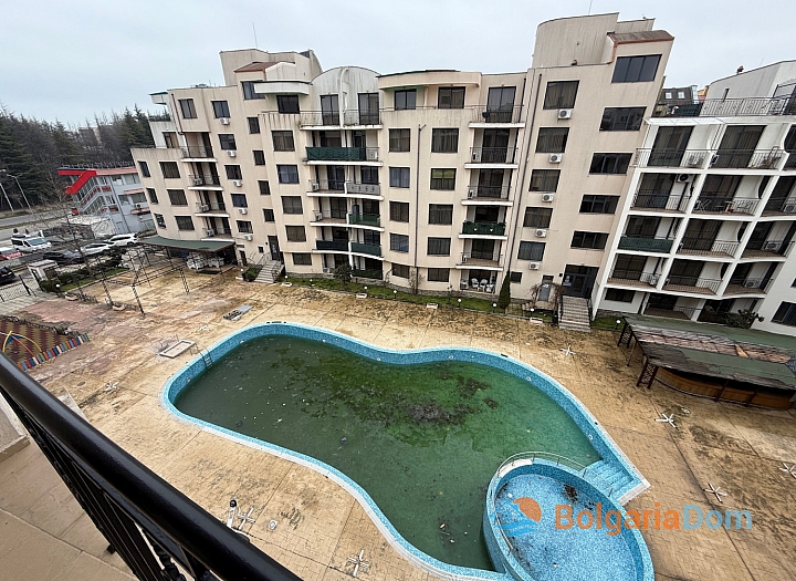 Квартира с видом на бассейн в жилом комплексе. Фото 9