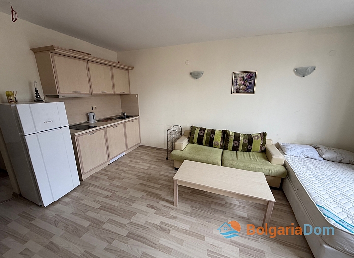 Квартира с видом на бассейн в жилом комплексе. Фото 10