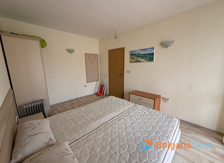 Квартира с видом на бассейн в жилом комплексе. Фото 14