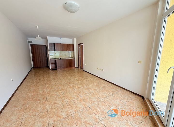 Große Zweizimmerwohnung mit Blick auf den Pool in erster Linie. Foto 3