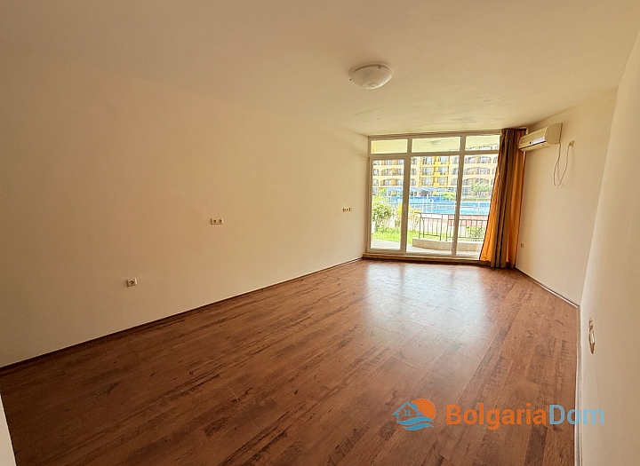 Große Zweizimmerwohnung mit Blick auf den Pool in erster Linie. Foto 4