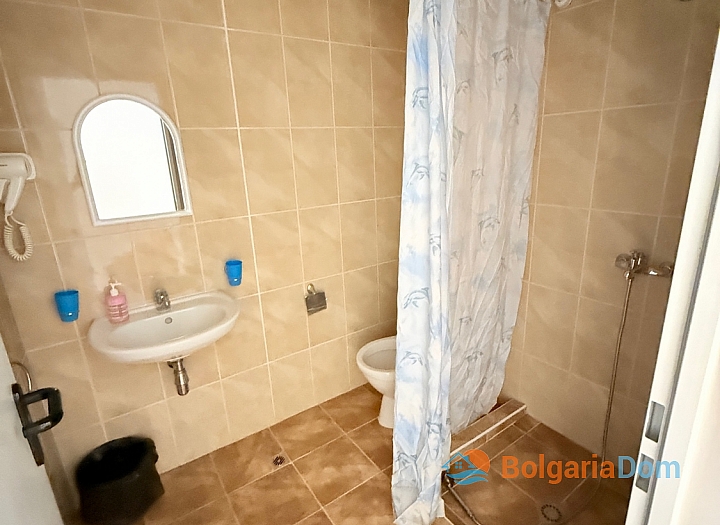 Große Zweizimmerwohnung mit Blick auf den Pool in erster Linie. Foto 7