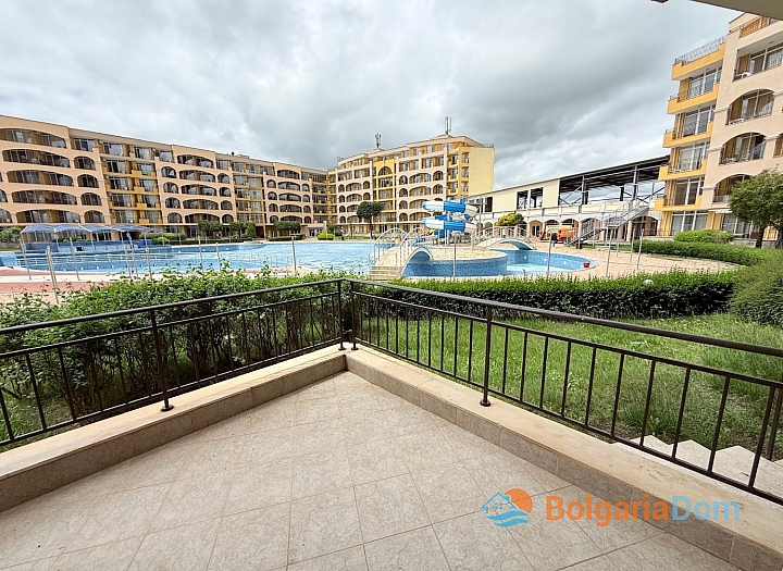 Große Zweizimmerwohnung mit Blick auf den Pool in erster Linie. Foto 8