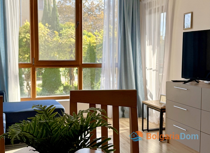 Vynikající apartmán s výhledem na bazén v kvalitním komplexu. Foto 11