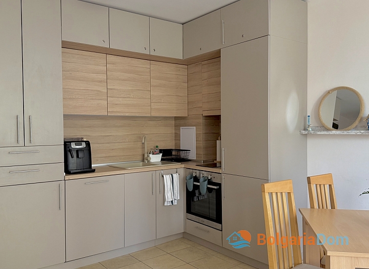 Vynikající apartmán s výhledem na bazén v kvalitním komplexu. Foto 13