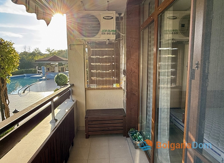 Vynikající apartmán s výhledem na bazén v kvalitním komplexu. Foto 9