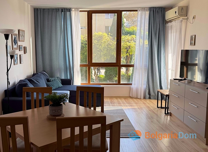 Vynikající apartmán s výhledem na bazén v kvalitním komplexu. Foto 2