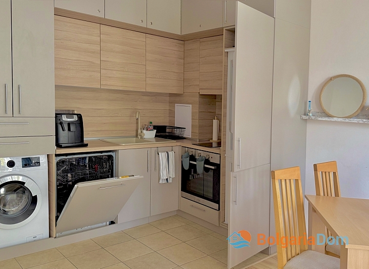 Vynikající apartmán s výhledem na bazén v kvalitním komplexu. Foto 14