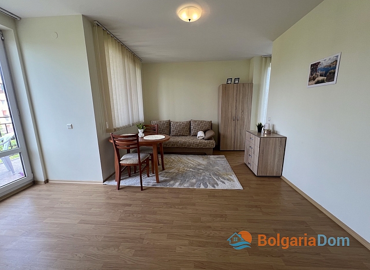 Велика студія з видом на басейн у чудовому комплексі. Фото 14