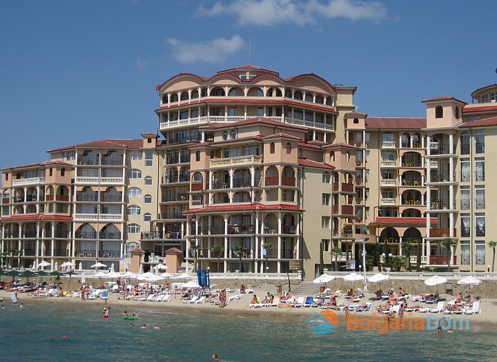 Большая квартира с фронтальным видом на море в метрах от пляжа. Фото 2