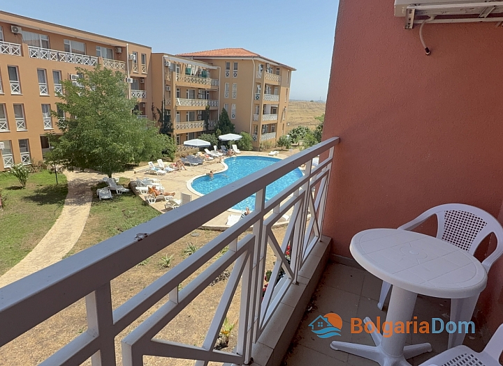 Ein-Zimmer-Apartment mit Poolblick an der Küste. Foto 7