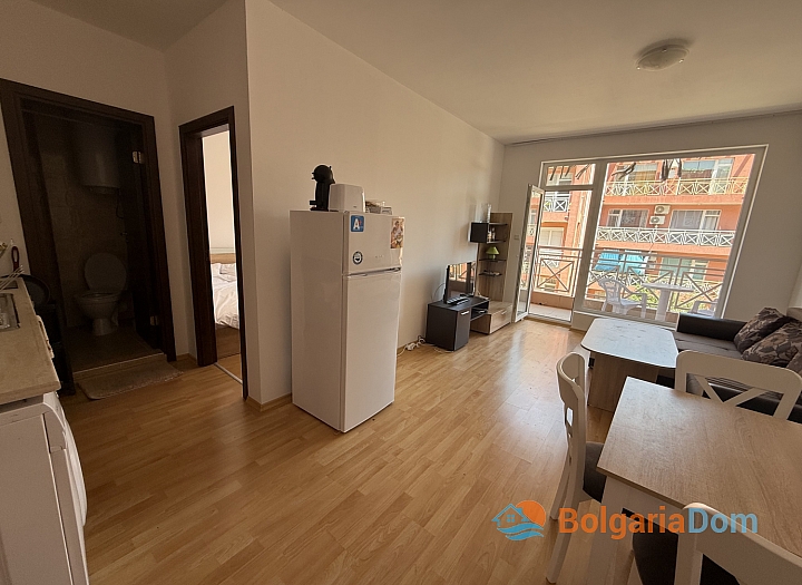 Ein-Zimmer-Apartment mit Poolblick an der Küste. Foto 10