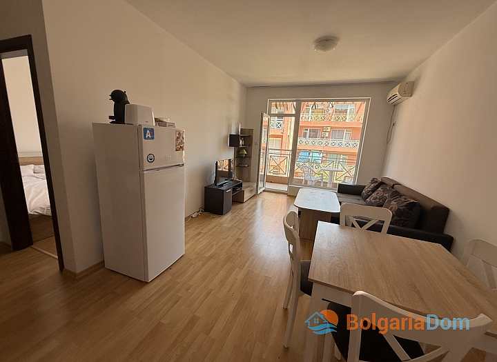 Ein-Zimmer-Apartment mit Poolblick an der Küste. Foto 2