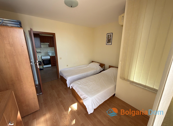 Dreizimmerwohnung in einem großen Komplex. Foto 15