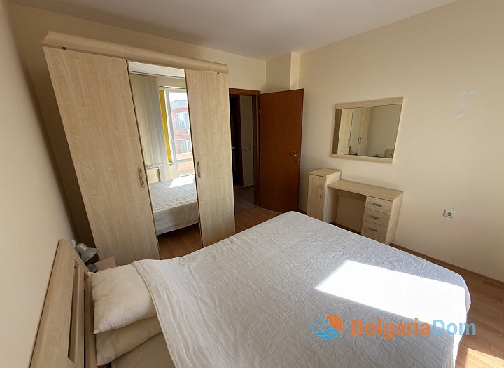 Dreizimmerwohnung in einem großen Komplex. Foto 13