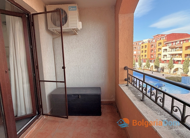 Large studio with pool view on the first line. Photo 3