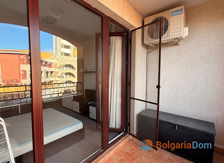 Large studio with pool view on the first line. Photo 14